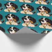 Lustiger Bernese Gebirgshund, der Eistüte isst Geschenkpapier (Ecke)