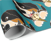 Lustiger Bernese Gebirgshund, der Eistüte isst Geschenkpapier (Rolleneckpunkt)