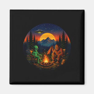 Lustiger Bigfoot-Alien beim Camping im Retro-UFO a Magnet