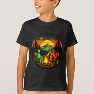 Lustiger Bigfoot-Alien beim Camping im Retro-UFO a T-Shirt