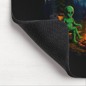 Lustiger Bigfoot-Alien-Camping-Retro-UFO-Lagerfeue Mousepad (Ecke)