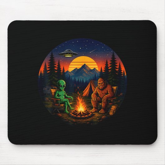 Lustiger Bigfoot-Alien-Camping-Retro-UFO-Lagerfeue Mousepad (Vorne)
