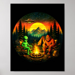 Lustiger Bigfoot-Alien-Camping-Retro-UFO-Lagerfeue Poster