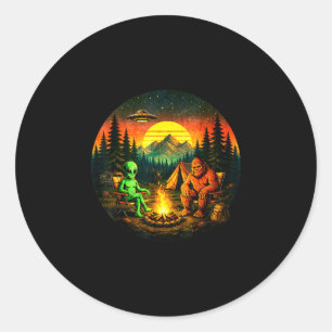 Lustiger Bigfoot-Alien-Camping-Retro-UFO-Lagerfeue Runder Aufkleber