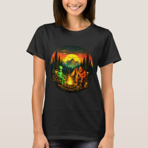 Lustiger Bigfoot-Alien-Camping-Retro-UFO-Lagerfeue T-Shirt