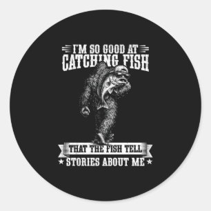 Lustiger Bigfoot, gut beim Fischen von Fischen ang Runder Aufkleber
