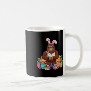 Lustiger Bigfoot-Osterhasen-Mashup – Sasquatch mit Kaffeetasse