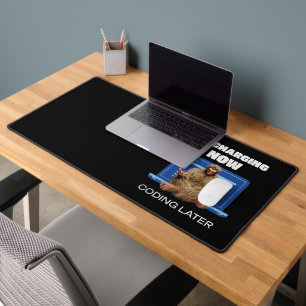 Lustiger Bigfoot-Programmierer, der später codiert Schreibtischunterlage