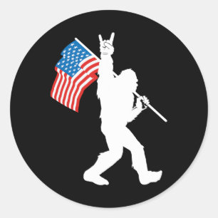 Lustiger Bigfoot Rock And Roll USA-Flagge für Sasq Runder Aufkleber