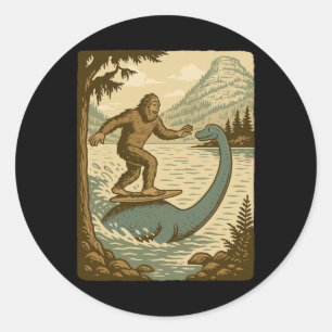 Lustiger Bigfoot surft auf Loch Ness Monster Retro Runder Aufkleber