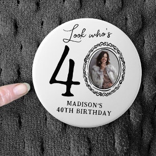 Lustiger Blick Wer ist 40! Foto 40. Geburtstag Button