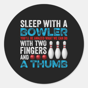 Lustiger Bowling-Schlaf Mit Einem Bowler Wortspiel Runder Aufkleber