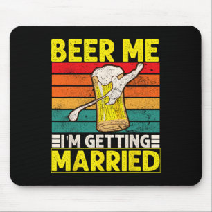 Lustiger Bräutigam Junggesellenabschied Bier Geben Mousepad