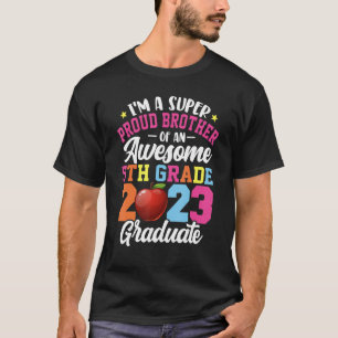 Lustiger Bruder, der stolz auf die Abschlussklasse T-Shirt