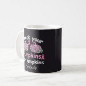 Lustiger Brustkrebs-Bewusstseins-Halloween Kaffeetasse (Vorderseite Links)