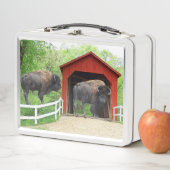 Lustiger Büffel an der roten überdachten Brücke Metall Brotdose (Beispiel)