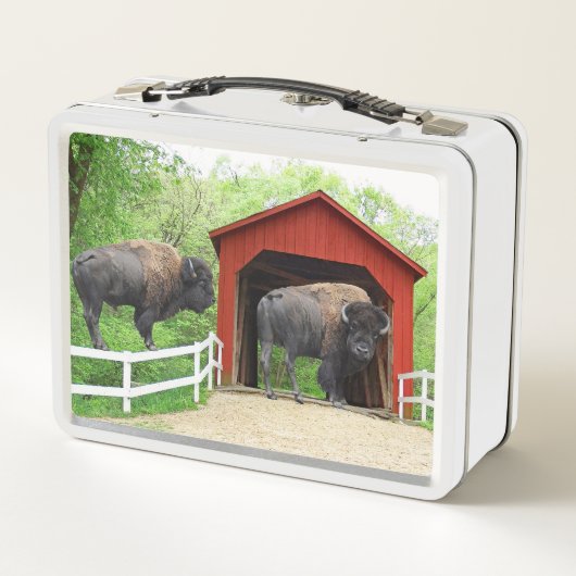 Lustiger Büffel an der roten überdachten Brücke Metall Brotdose (Rückseite)