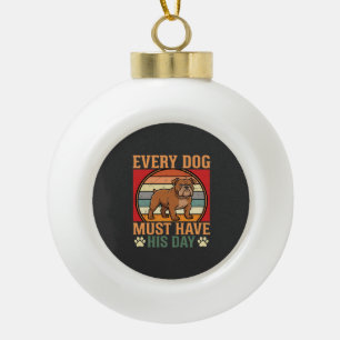 Lustiger Bulldogge Jeder Hund muss seinen Tag habe Keramik Kugel-Ornament