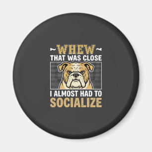 Lustiger Bulldogge sozialisiert Hund Magnet