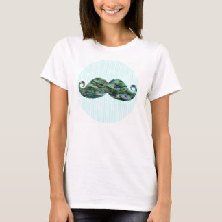 Lustiger bunter Pfau versieht Schnurrbart mit T-Shirt