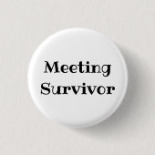 Lustiger Büro-Anstecker für Meeting-Überlebende Button (Vorderseite)