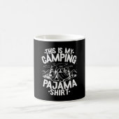 Lustiger Camper glücklich beim Wandern im Freien, Kaffeetasse (Mittel)