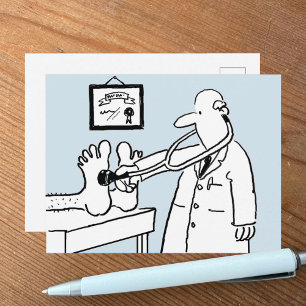 Lustiger Cartoon-Arzt, der ein Stethoskop beim Pat Postkarte