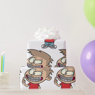 Lustiger Cartoon-Junge mit Zahnspangen-Lächeln Geschenkpapier