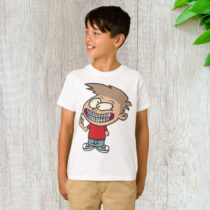 Lustiger Cartoon-Junge mit Zahnspangen-Lächeln T-Shirt
