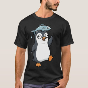 Lustiger Cartoon-Pinguin mit Fisch auf dem Kopf T-Shirt