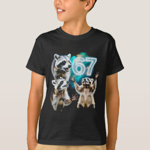 Lustiger chaotischer Waschbär heult bei 67 Cosmic T-Shirt