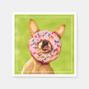 Lustiger Chihuahua-Hund mit besprühen Krapfen auf Serviette