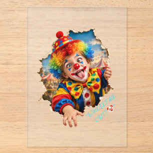 Lustiger Clown-Kind bricht aus Acryleinladungen
