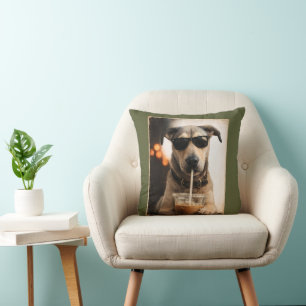 Lustiger cooler Hund, der ein eisgekühltes Kaffee- Kissen