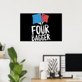Lustiger Cornhole-Bohnenbeutel-Wurf Four Bagger Poster (Heimbüro)