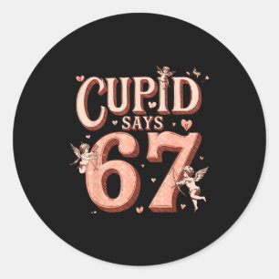 Lustiger Cupid sagt 67 Valentinstag Six Seven Meme Runder Aufkleber