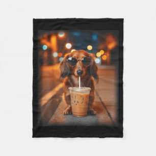 Lustiger Dachshund, der Kaffee-Liebhaber-Hund mit  Fleecedecke