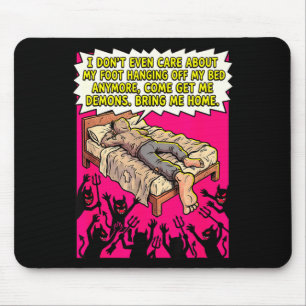 Lustiger Dämon Meme Fuß hängt vom Bett komm hol Da Mousepad