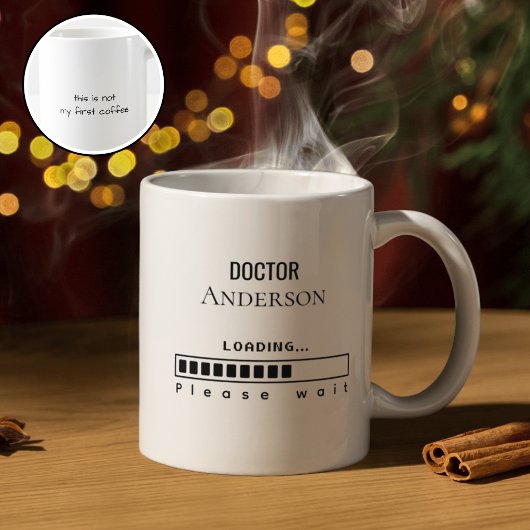 Lustiger Doktortitel-Abschluss Name wird geladen Kaffeetasse