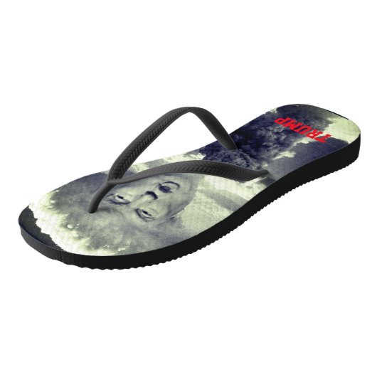 Lustiger Donald Trump als nukleare Explosion Badesandalen (Schrägansicht)