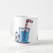 Lustiger durstiger Fußball, der ein kaltes Wasserg Kaffeetasse (Vorderseite Links)