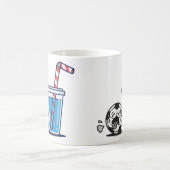 Lustiger durstiger Fußball, der ein kaltes Wasserg Kaffeetasse (Mittel)