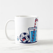 Lustiger durstiger Fußball, der ein kaltes Wasserg Kaffeetasse (Links)