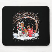 Lustiger englischer Bulldogge im Schnee Baum Weihn Mousepad (Vorne)