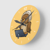 Lustiger Eulen-Leiter-Cartoon Runde Wanduhr (Winkel)