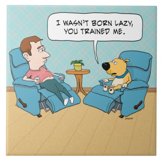 Lustiger fauler Hund im Stuhl Fliese (Vorderseite)