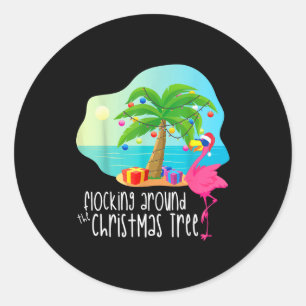 Lustiger Flamingo, der sich um den Weihnachtsbaum Runder Aufkleber