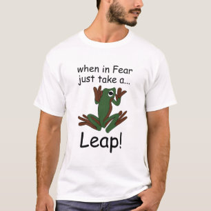 Lustiger fliegender Frosch macht einen Sprung wenn T-Shirt