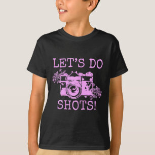 Lustiger Fotograf macht Schüsse mit Vintage-Kamera T-Shirt
