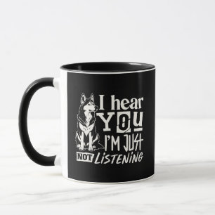 Lustiger frecher Hund, ich höre dir zu, aber ich h Tasse
